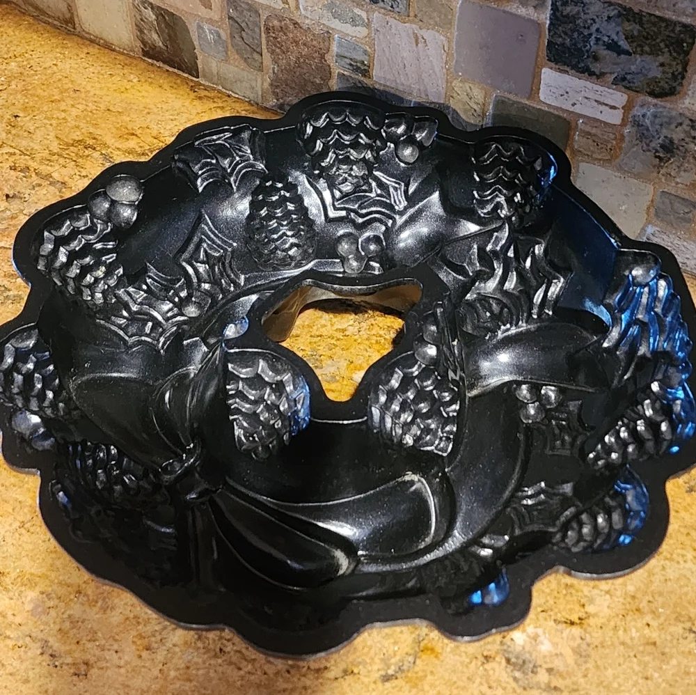 Williams Sonoma Black Holiday Bundt Pan